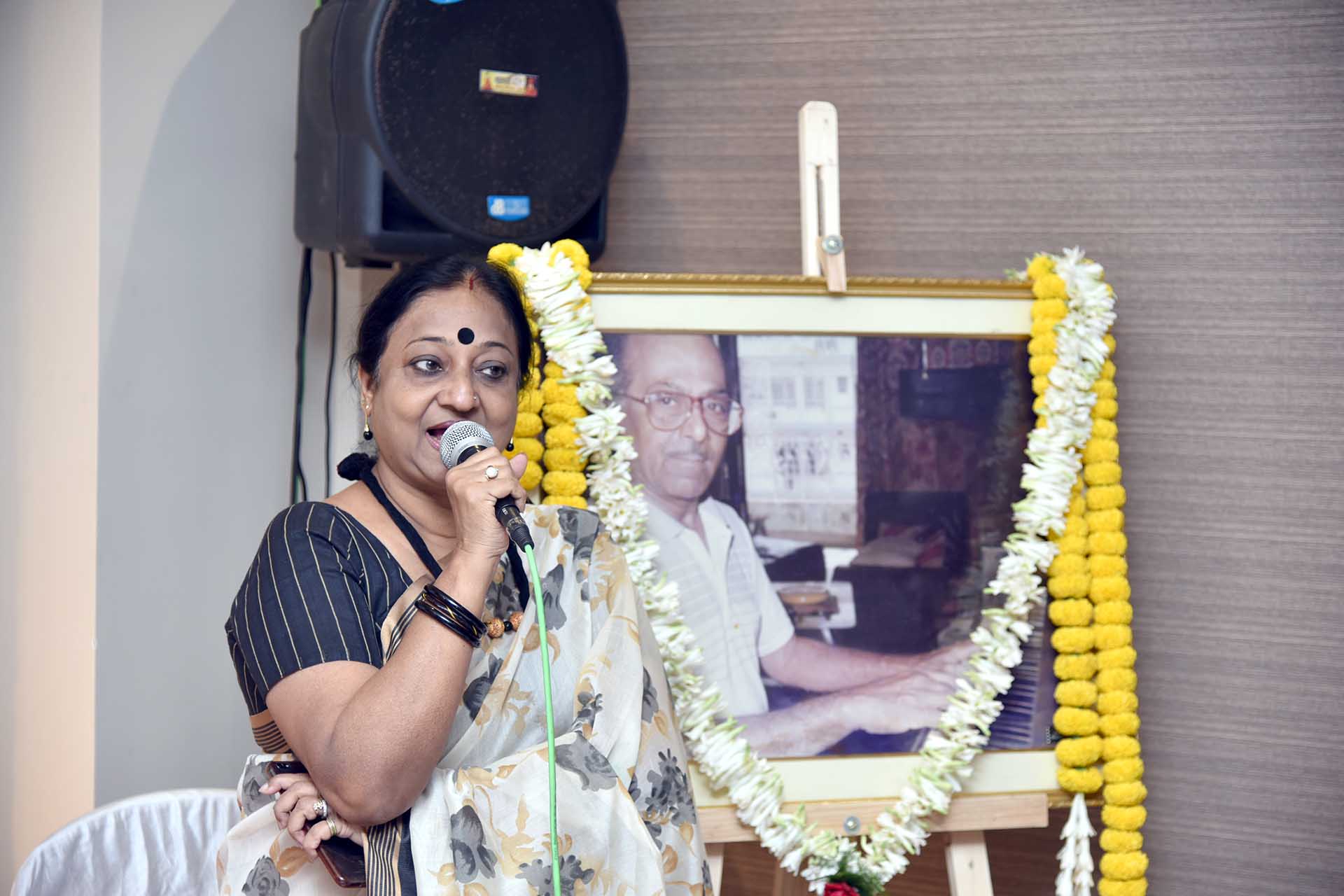 Smt Indrani Sen paying homage to Salil Chowdhury